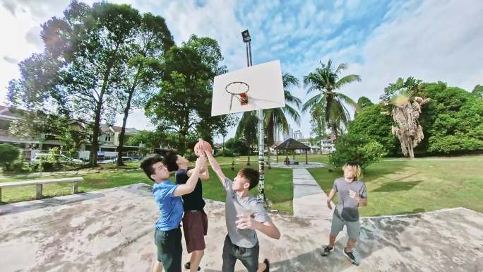 动作镜头周末早上，亚裔中国少年一起打篮球