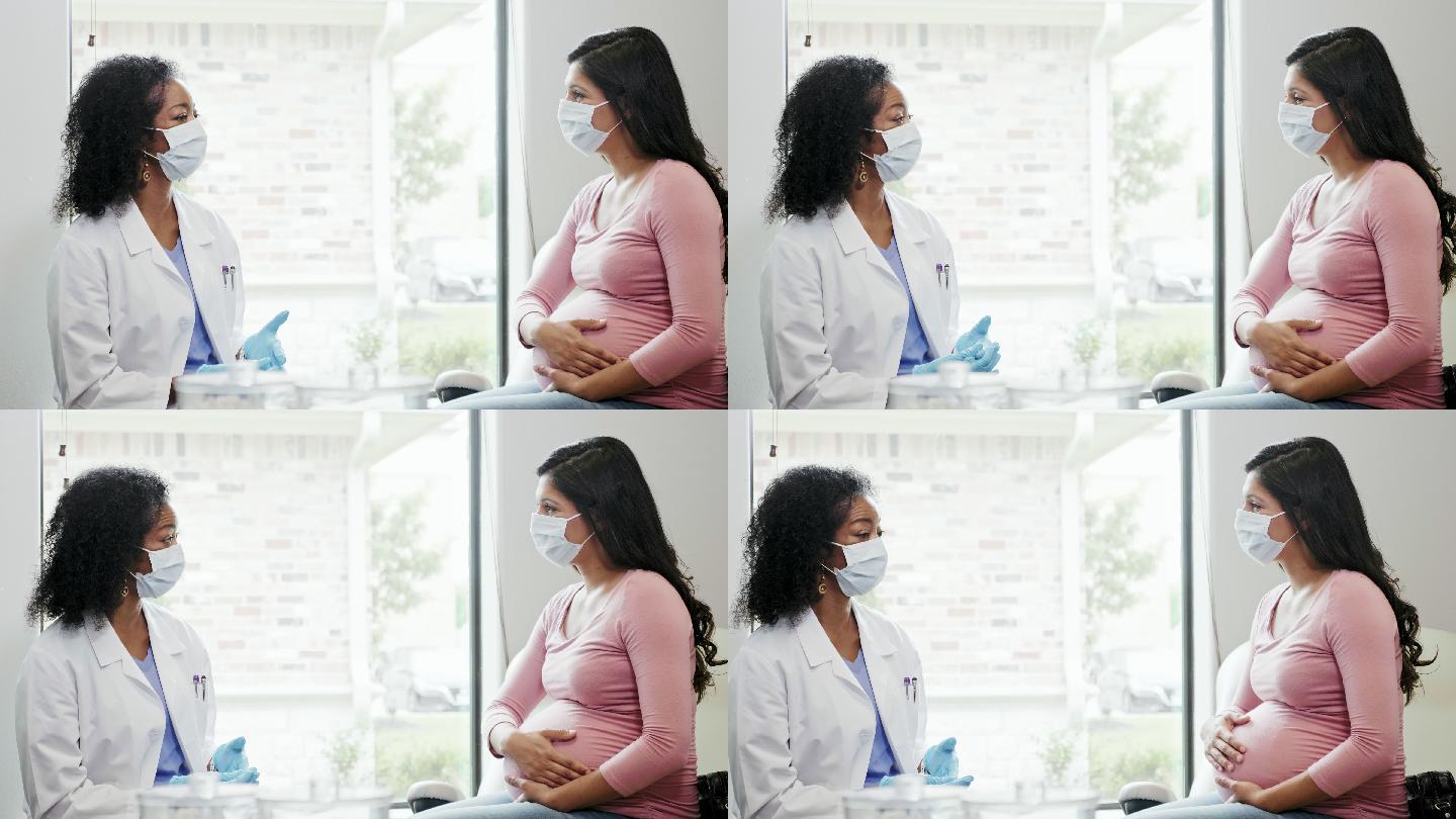 医生与孕妇谈论分娩