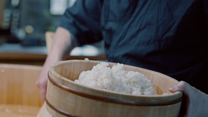 日本寿司厨师用汉吉里木碗做寿司饭