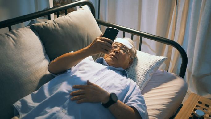 ฎ一位老人用智能手机与医生谈论他的疾病