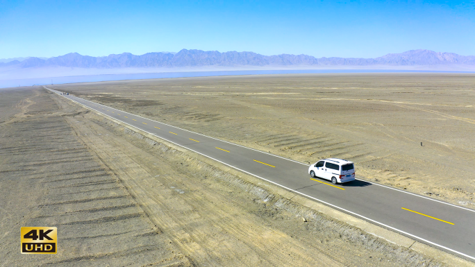 航拍小车在沙漠公路行驶