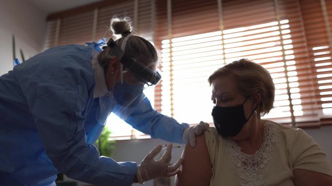 家中接种疫苗的老年妇女-戴口罩