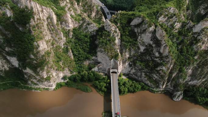 航拍穿山隧道的公路