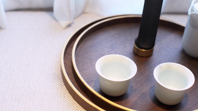 桌上木盘里精致的茶杯茶具