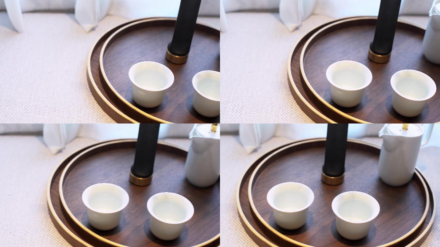 桌上木盘里精致的茶杯茶具