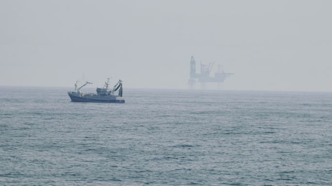 北海渔船和石油平台