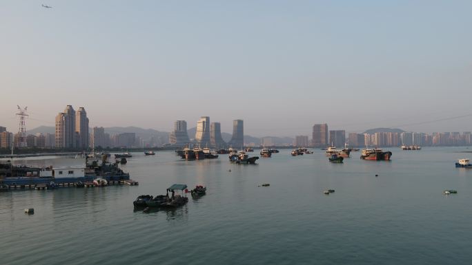厦门海沧海岸线渔船航拍海面4k