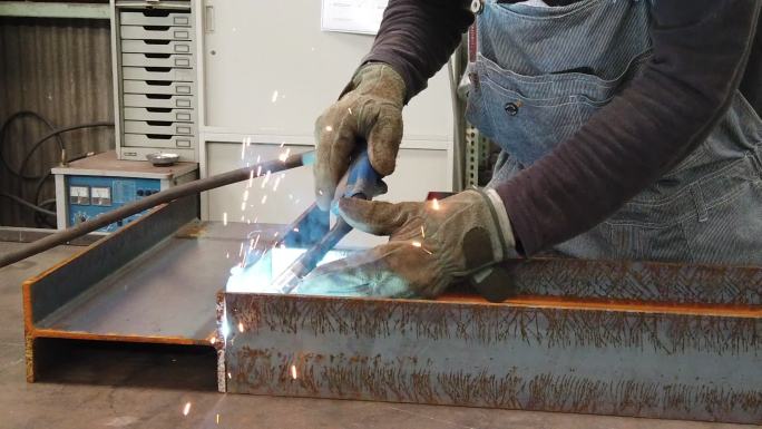 日本钢铁厂工人手工焊接