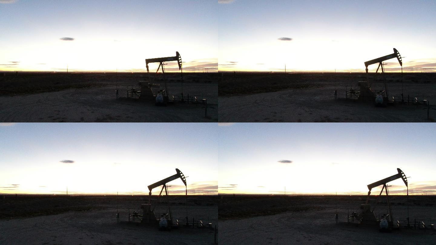 日落时分新墨西哥州卡尔斯巴德附近的水泵千斤顶