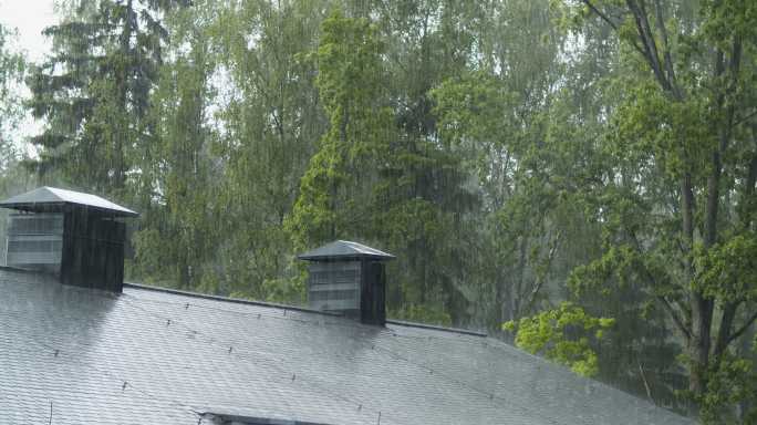 大雨倾泻在屋顶上小雨细雨和风细雨中式意境