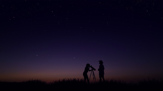 观察夜空的年轻人看星星夜晚户外繁星