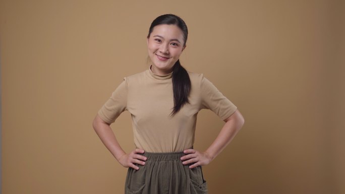一位自信的亚洲女性孤零零地站在背景4K视频上的肖像