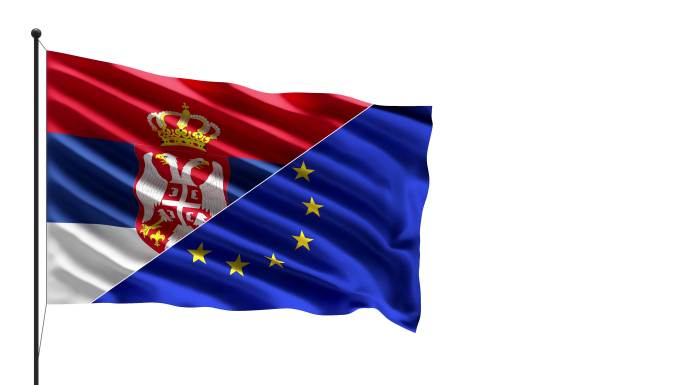 4k旗杆上的欧盟和塞尔维亚国旗