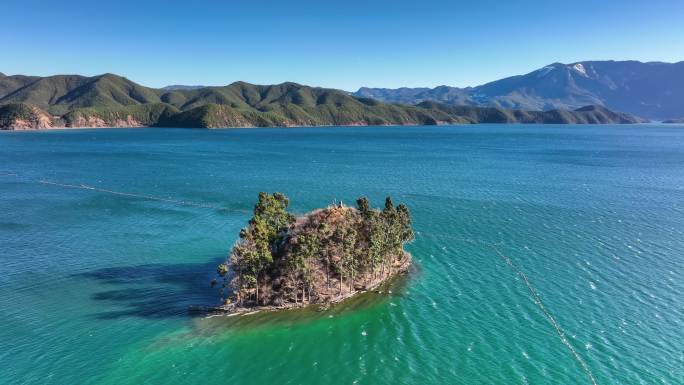 泸沽湖上形状奇特的岛屿