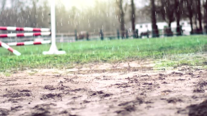 马匹障碍物水滴洒落在泥土上下雨泥地