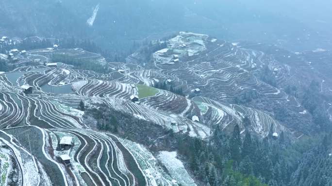 航拍贵州下雪中的加宜梯田4K1