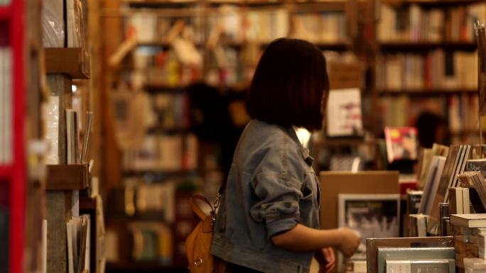 书店里自由选择书籍阅读镜头