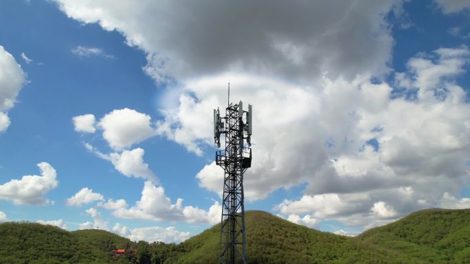 用运动图形波鸟瞰电信塔顶部。5g技术。