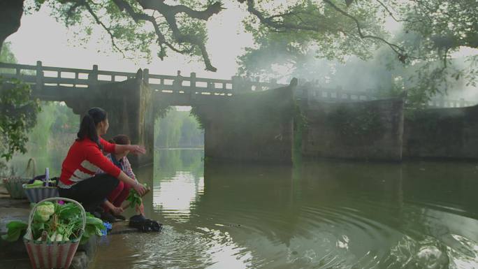 原创古村传统生活 女人在河边洗衣服
