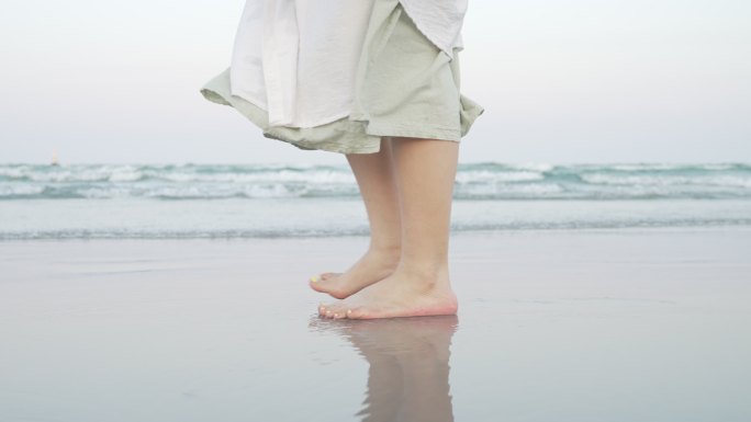 在海滩上行走的女人腿