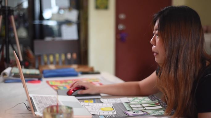 亚洲华人女教师在家教在线艺术课