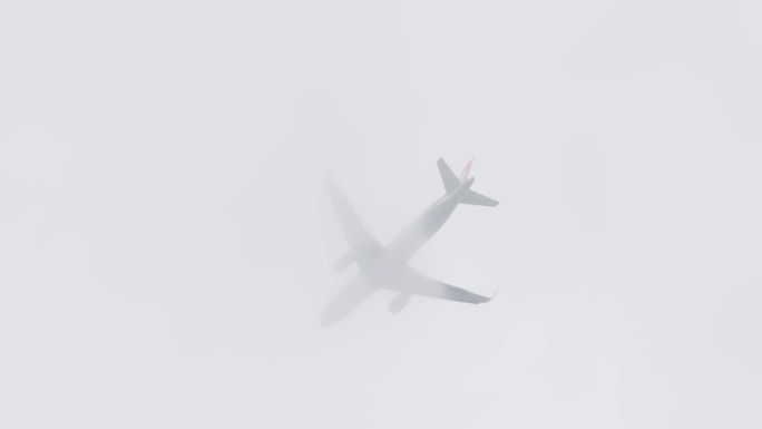 飞机飞行在阴雨有雾天