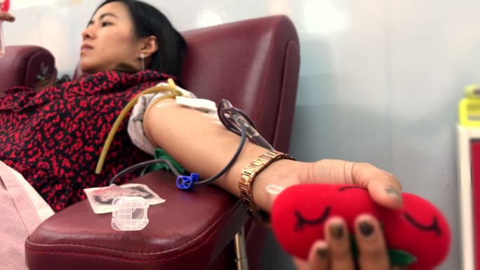 女性献血特写镜头爱心公益抽血