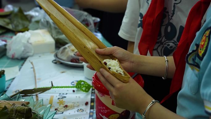 【原创】端午节小学生包粽子B