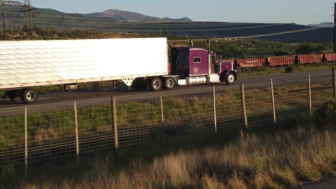 日落时分，一辆半挂卡车在科罗拉多州高速公路上行驶的视频剪辑