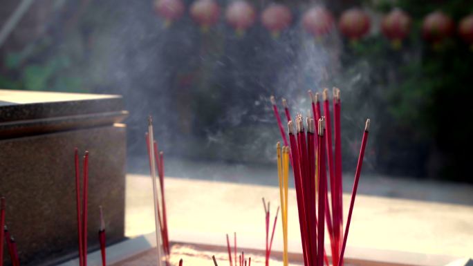 泰国的中国传统熏香，带有边缘灯。