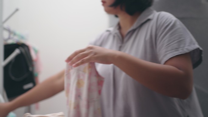 洗完衣服后挂湿衣服的女人