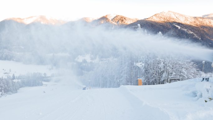 滑雪场雪炮造雪山脉人工降雪