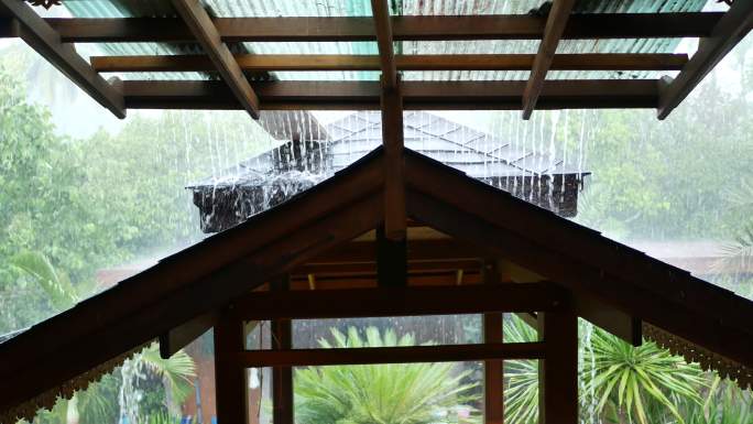 大雨落在屋顶上雨景雨季热带雨季