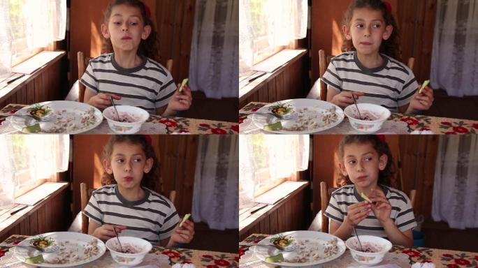 小女孩在靠窗的桌子旁用餐