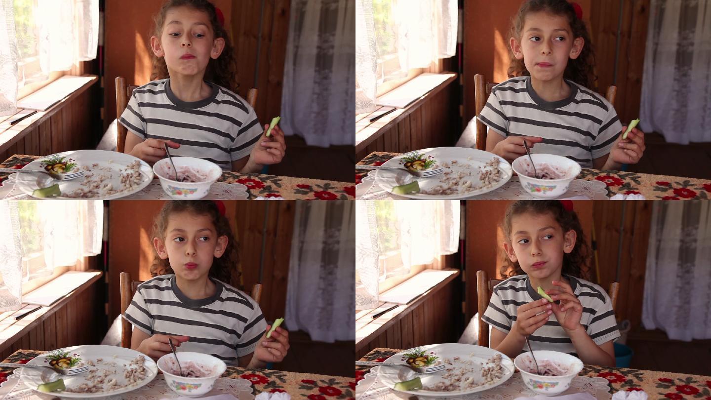 小女孩在靠窗的桌子旁用餐