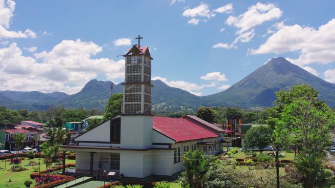 哥斯达黎加拉福图纳教堂的无人机拍摄