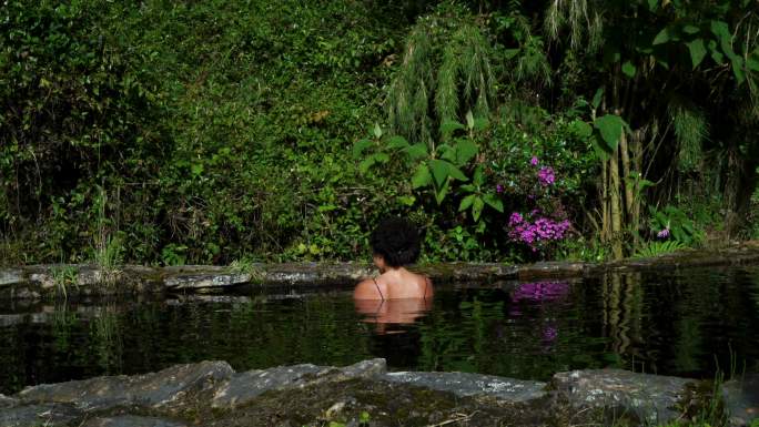 一名拉丁女子在湖中沉浸在大自然中