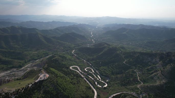 夏日青州牛角岭盘山路流动的汽车航拍