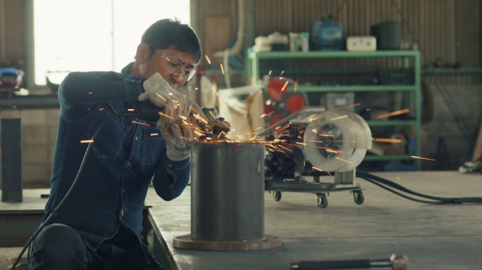 MS SLO-MO-铁匠在金属磨削时火花飞溅