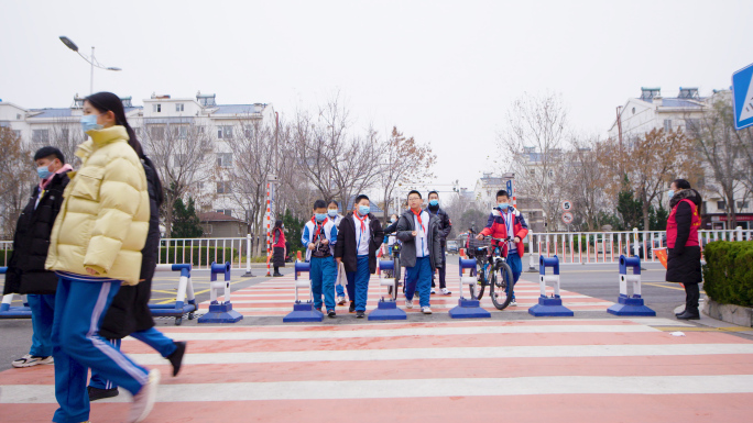 冬季小学生上学、放学路上