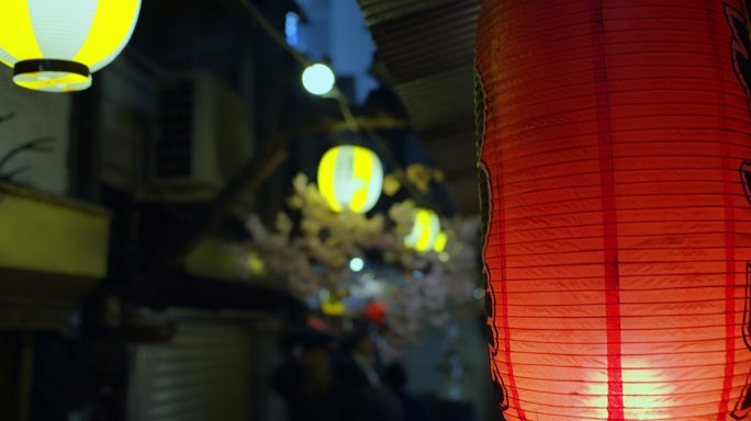 东京小巷摇曳的灯笼