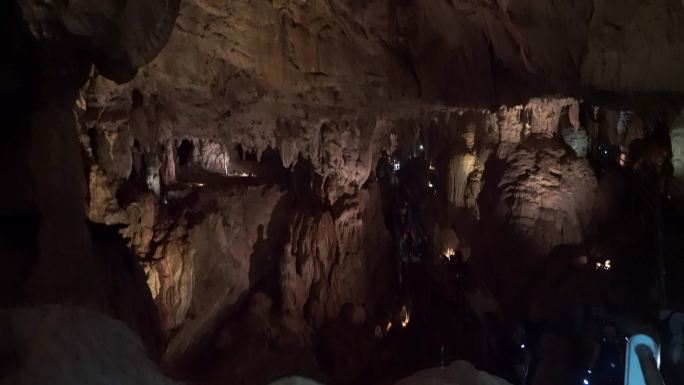 清水洞内带灯游客，靠近婆罗洲鹿洞