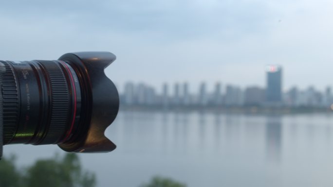 单反照相机在拍摄赣江和南昌红谷滩夜景