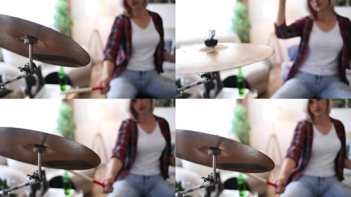 一位年轻女子在起居室练习原声鼓。头部撞击。