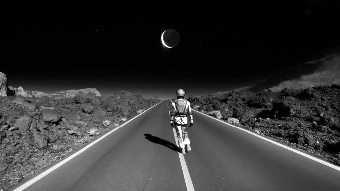 月球上的超现实行走。女宇航员沿着沙漠公路奔向遥远的新月