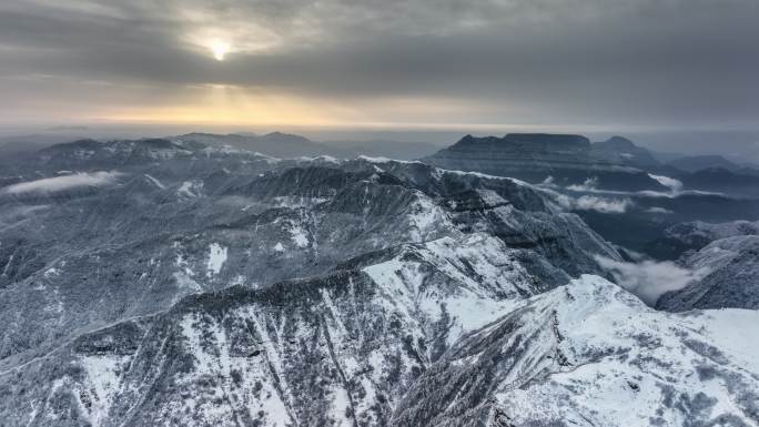 雪后山顶日出漫山遍雪山顶日出航拍雪景