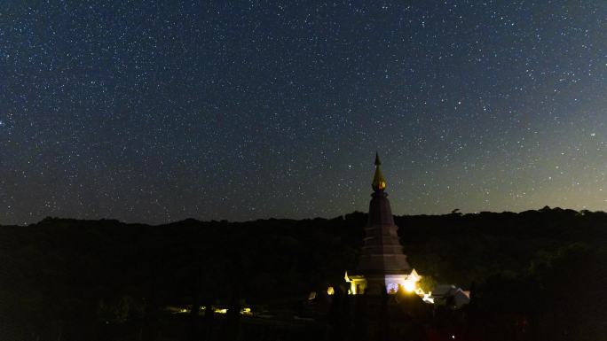 泰国北部清迈省Inthanon国家公园的宝塔上方，夜间北极星周围的延时恒星运动