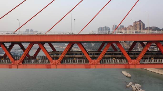航拍重庆轻轨穿过东水门大桥长江