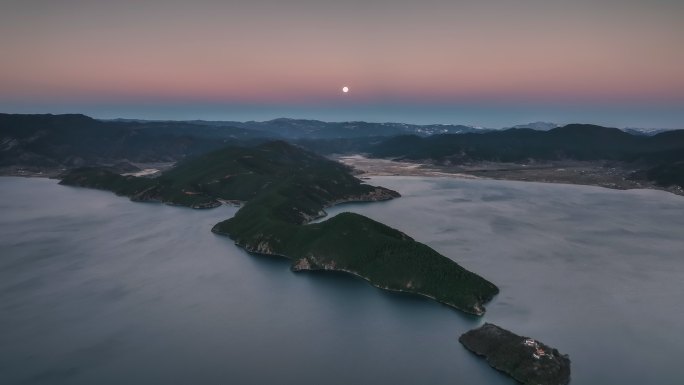 太阳和月亮一起照耀泸沽湖