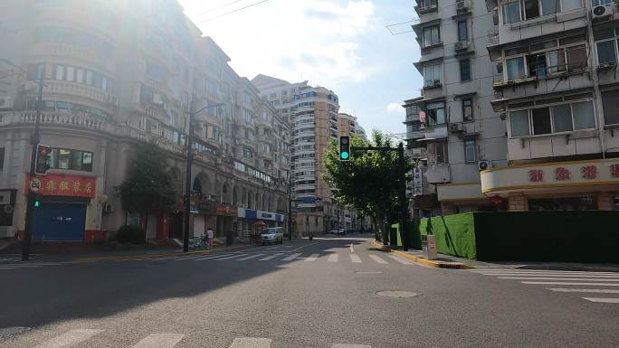 上海封城中的烈日阳光商业街道